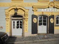 alte apotheke weitra 002  das objekt hat drei eingaenge. zwei davon auf der frontseite. hier zu sehen links der eingang in den vorderen wohnbereich (mit ca 300m2 wohnbereich) und rechts der eingang in die ehemaligen geschaeftsraeumlichkeiten.