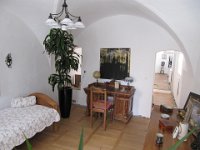alte apotheke weitra 016  ehemaliger apothekenverkaufsraum, zuletzt als ein gaestezimmer benuetzt