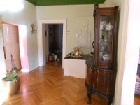 alte apotheke weitra 031  esszimmer mit blick zurueck in den vorraum