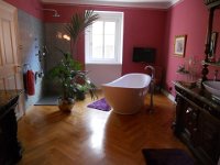 alte apotheke weitra 040  bad mit freistehender wanne und grosser begehbarer regendusche